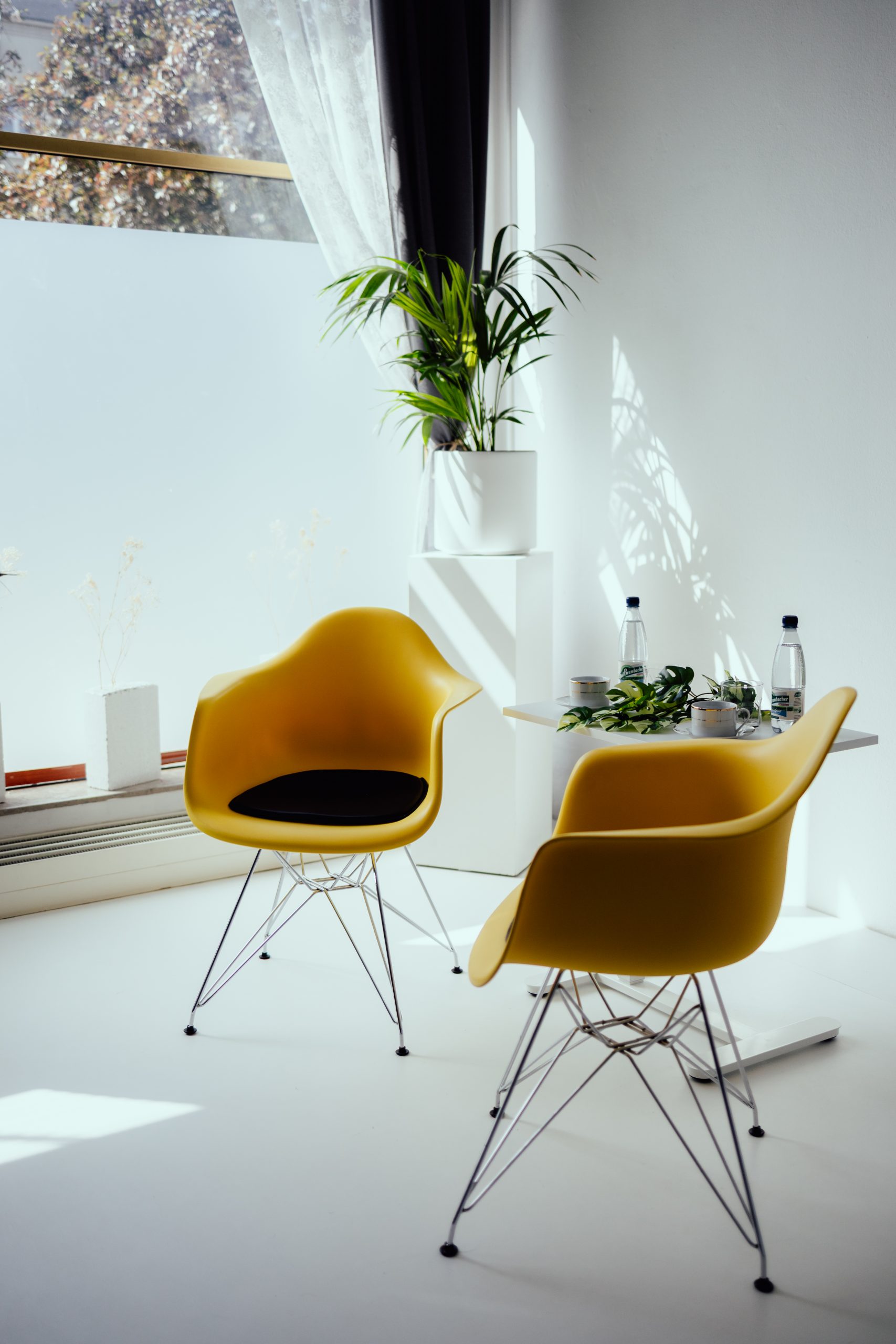 Veranstaltungsraum mit offener Fläche und heller Loft-Atmosphäre