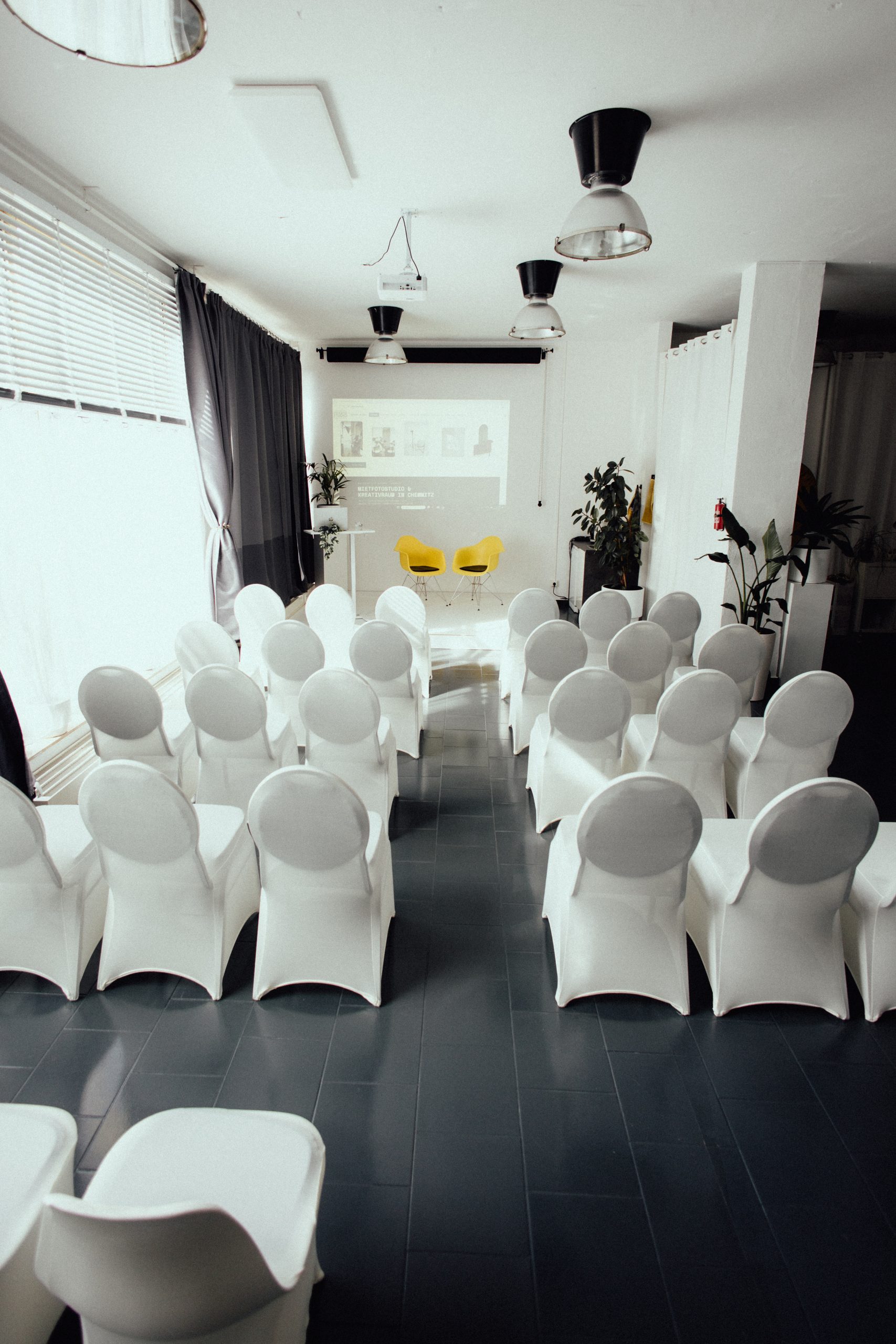 Offene Raumsituation für Meetings und Workshops