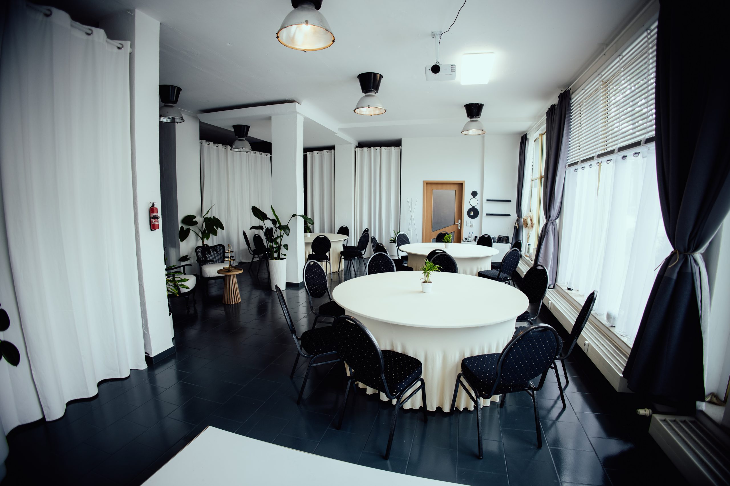 Workshopraum mit großem Tisch und natürlichem Licht