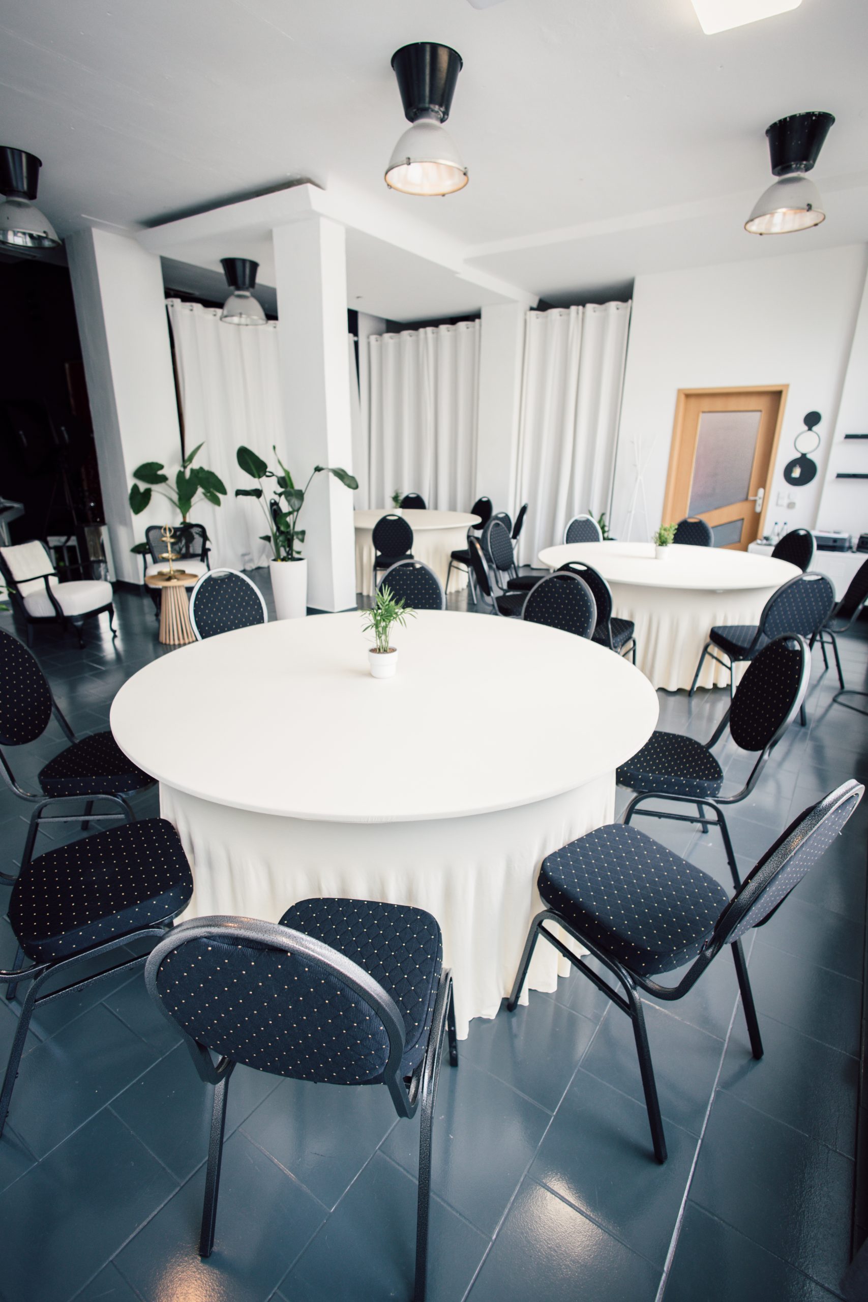 Workshop-Setup im Veranstaltungsraum mit Tischen und Tageslicht
