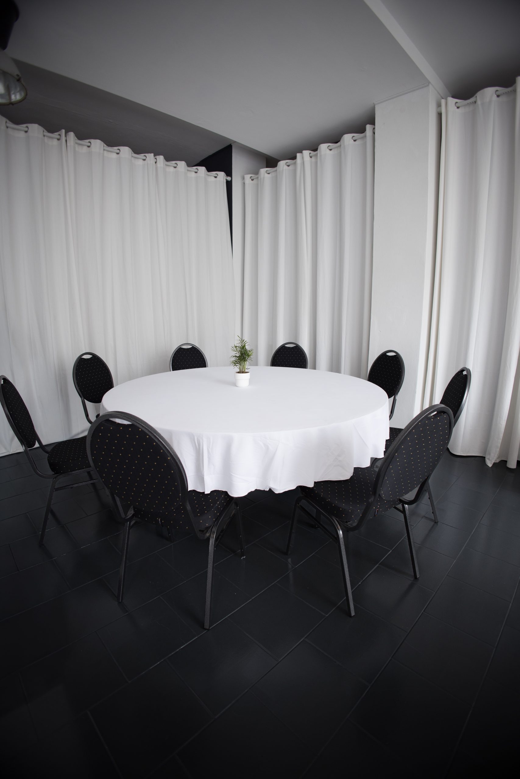 Einfache Bestuhlung mit Tischdecke für Veranstaltung oder Dinner