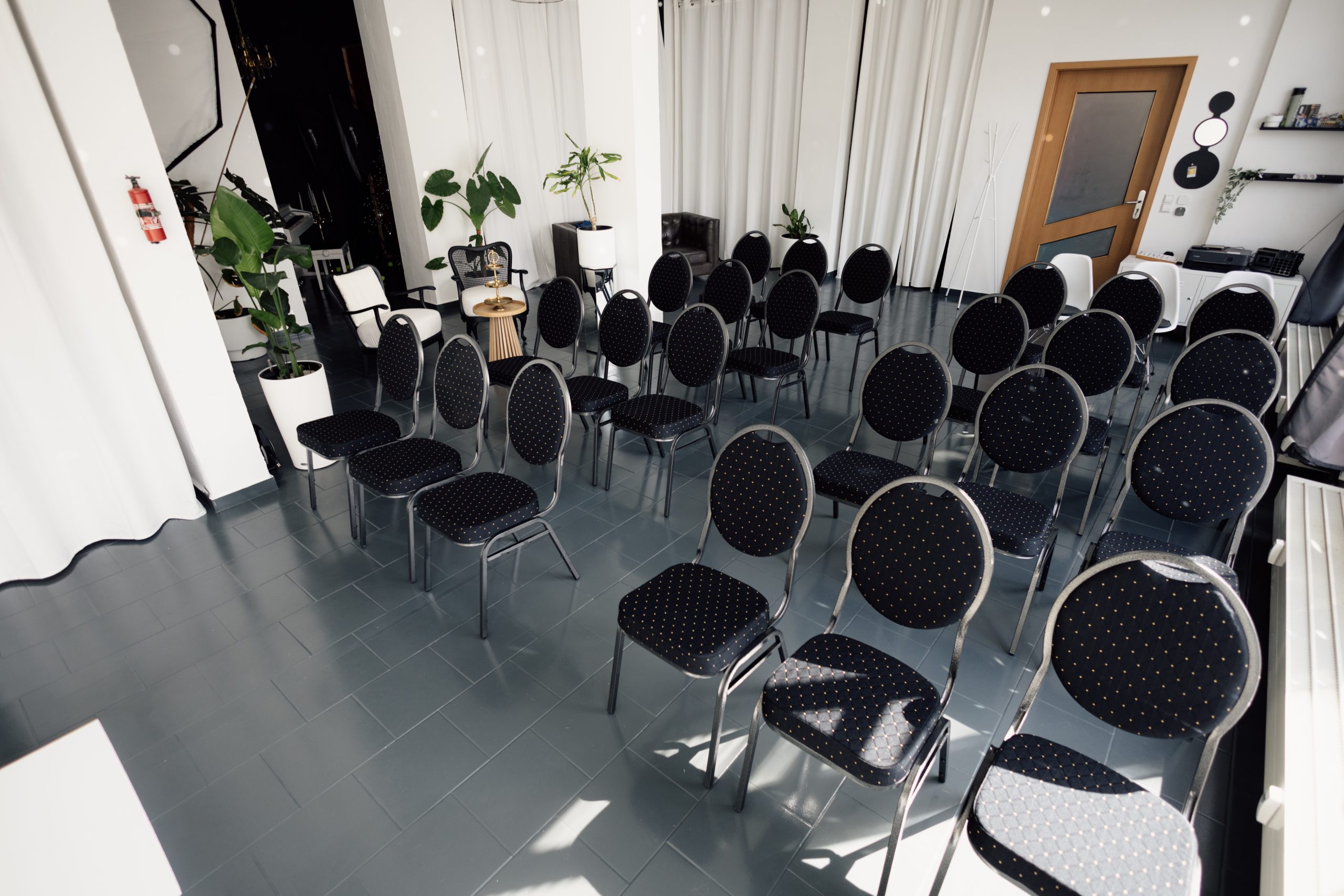 Klassische Bestuhlung für Seminar oder Vortrag im Raum